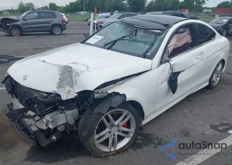 2014 Mercedes-Benz C 250 z USA, uszkodzony, nr VIN WDDGJ4HB1EG163012